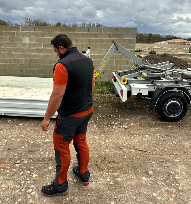 Bras ampliroll prêt à manutentionner une benne sur un chantier, location de benne à Pessac – Pess’Bennes