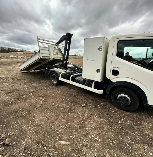 Camion ampliroll chargeant une benne, location de benne à Pessac – Pess’Bennes